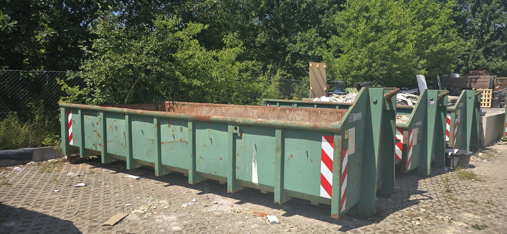 Abrollcontainer niedrige Bordwand 6 m, ca. 16 m³ (Hitta)